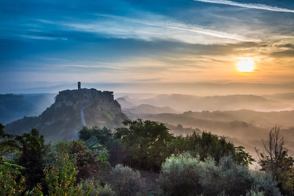 Beskåda av den gammala staden Bagnoregio före soluppgången — Stockfoto