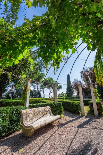 Wunderschöner Park mit Steinbank in einer kleinen Stadt in der Toskana — Stockfoto