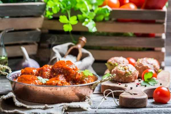 Warme gehaktballen met tomatensaus — Stockfoto