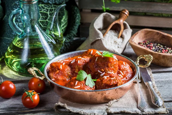 Serwowane Pulpety w sosie pomidorowym — Zdjęcie stockowe