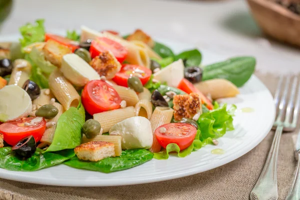 야채와 함께 건강 한 봄 샐러드 — 스톡 사진