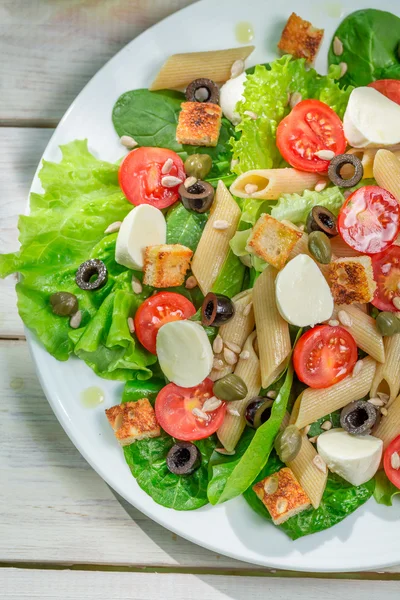 Salade met verse groenten en pasta — Stockfoto