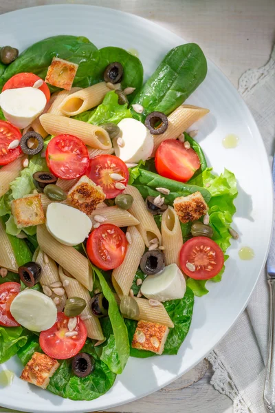 Salade met verse groenten en noedels — Stockfoto