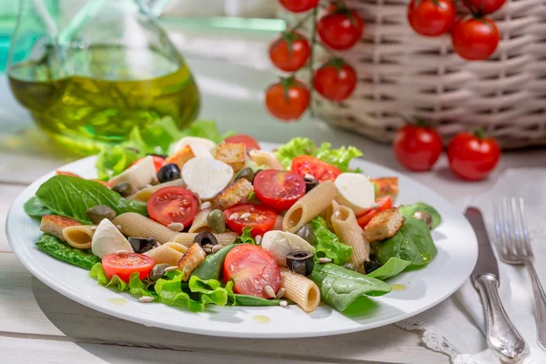 Njut av din spring sallad — Stockfoto