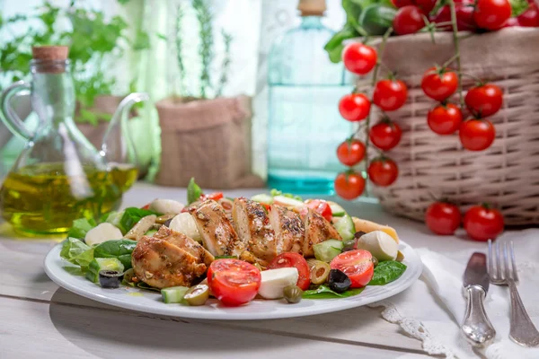 Insalata con pollo cucinato in una cucina soleggiata — Foto Stock