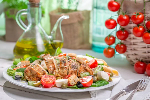 Salada caseira de césar com legumes frescos — Fotografia de Stock