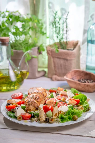 Caesar salad with fresh spring vegetables — Stock Photo, Image