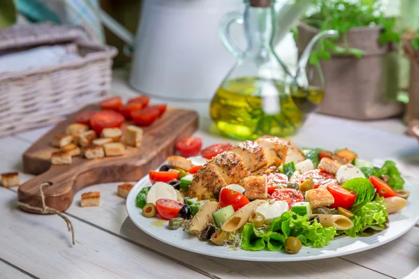 Close-up van gezonde salade met groenten — Stockfoto