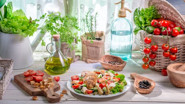 S 'alad caseiro com frango e legumes — Fotografia de Stock