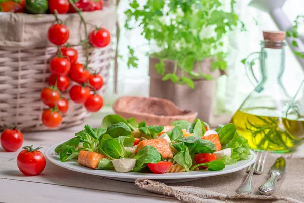 Laks med grøntsager og salat - Stock-foto