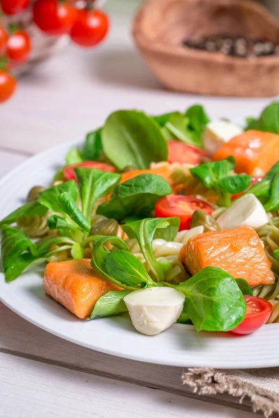 Closeup de salada saudável com salmão — Fotografia de Stock