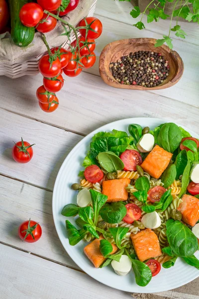 Salade met zalm en groenten — Stockfoto