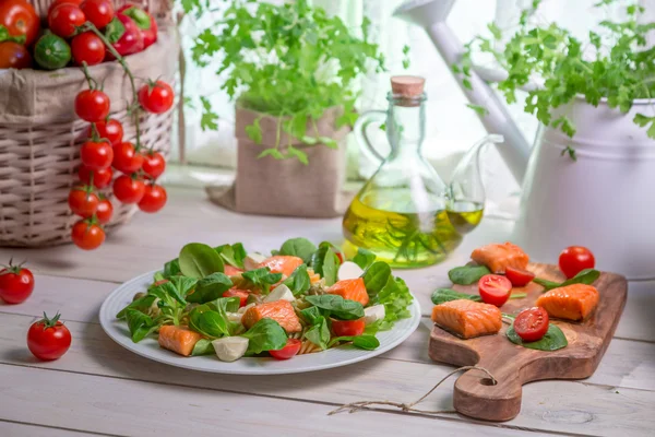 Здоровый салат со свежими овощами и лососем — стоковое фото