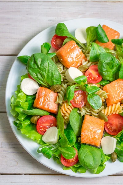 Salada com salmão, espinafre e mussarela — Fotografia de Stock