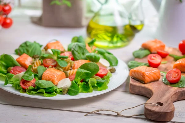 Close-up van salade met verse groenten en zalm — Stockfoto