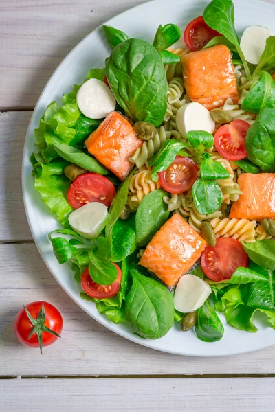 Salad with salmon and fresh vegetables — Stock Photo, Image