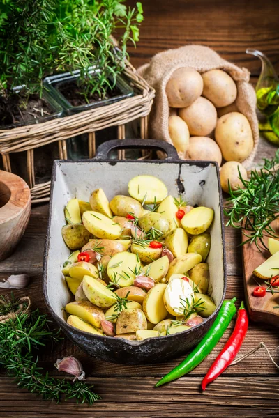 Biberiye ve sarımsaklı fırında patates — Stok fotoğraf