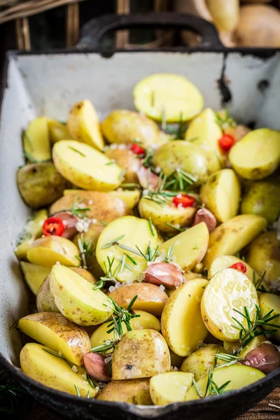 Penutupan kentang panggang dengan bawang putih dan rosemary — Stok Foto