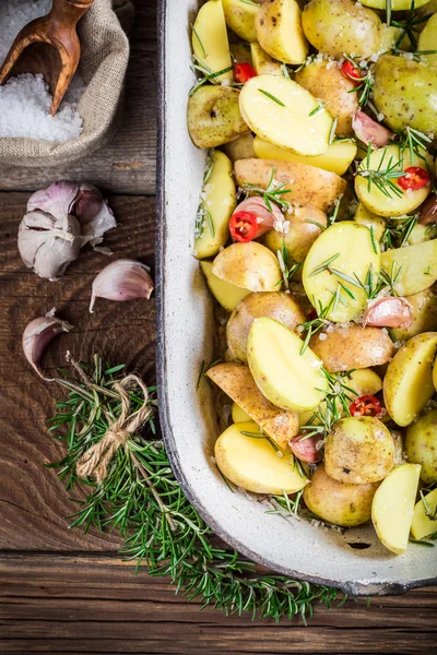 Nahaufnahme von Backkartoffeln mit Rosmarin und Knoblauch — Stockfoto