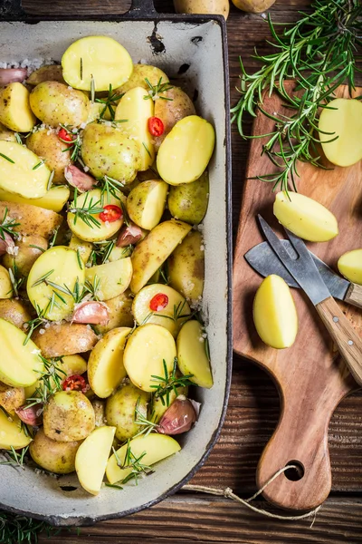 Zubereitung von Bratkartoffeln mit Kräutern und Knoblauch — Stockfoto