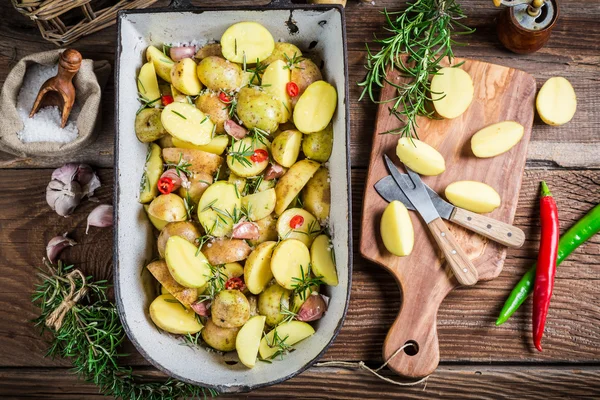 Hausgemachte Kartoffeln mit Rosmarin und Knoblauch — Stockfoto