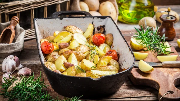 Hausgemachte Ofenkartoffeln mit Rosmarin und Knoblauch — Stockfoto