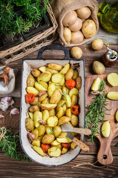Frisch gebackene Kartoffeln mit Rosmarin und Knoblauch — Stockfoto