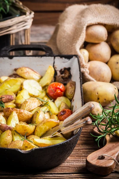 마늘과 로즈마리 구운된 감자 — 스톡 사진