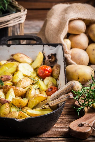 Kentang panggang dengan bawang putih dan rosemary — Stok Foto