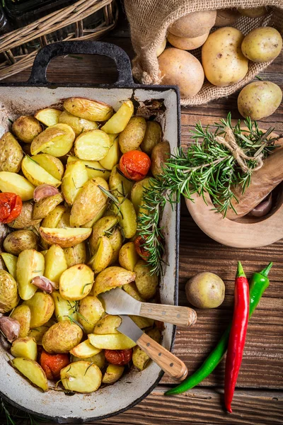 Sült burgonyával, fűszernövények, fokhagyma és bors — Stock Fotó