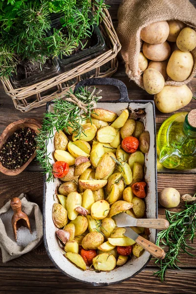 Baked potatoes with rosemary and garlic — Stock Photo, Image