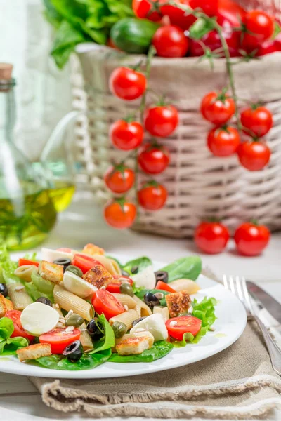 Healthy salad with vegetables, pasta and croutons — Stock Photo, Image