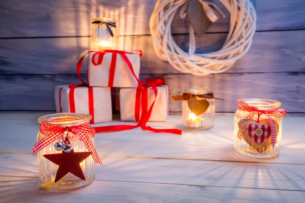 Velas brilhantes e presentes para o Natal — Fotografia de Stock