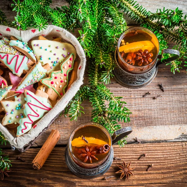 Tè caldo con cannella, chiodi di garofano e anice — Foto Stock