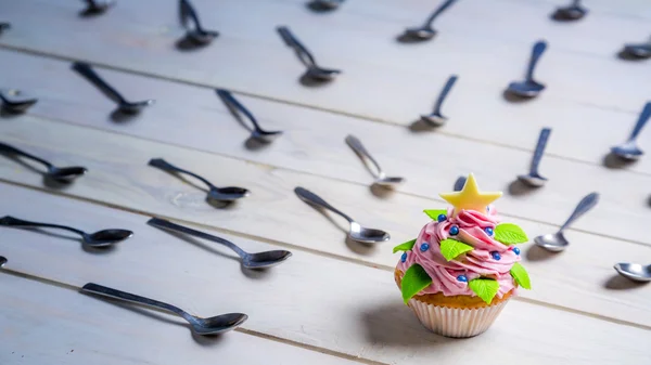 Muffin surrounded by teaspoon — Stock Photo, Image