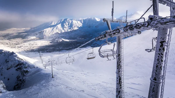 Aerial lifts frozen in the mountains in winter — Stock Photo, Image