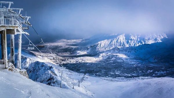 Inverno nas montanhas ao amanhecer — Fotografia de Stock