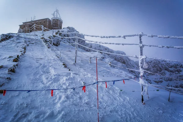 Gefrorene Wetterstation in den Bergen im Winter — Stockfoto