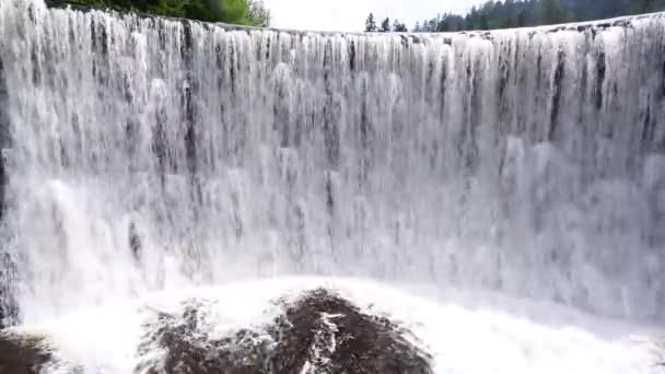 Bergwaterval in de zomer — Stockvideo