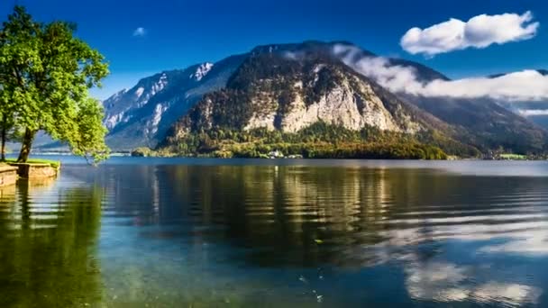 Bergmeer in Hallstatt in timelapse met najaar 1080p — Stockvideo