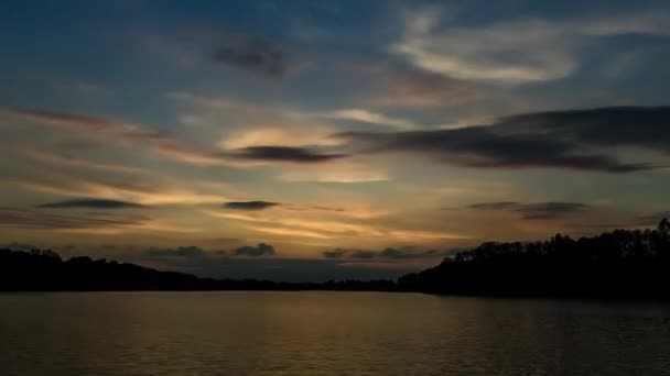 Coucher de soleil et étoiles sur le lac 1080p timelapse — Video