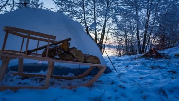 Winterlager am See mit Lagerfeuer im Zeitraffer — Stockvideo