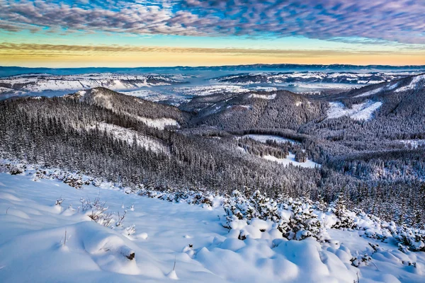 Amanecer sobre el valle de la montaña en invierno — Foto de Stock