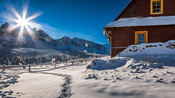 Hava durumu istasyonunun kışın dağlarda — Stok fotoğraf