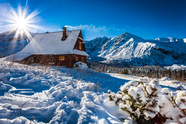 享受您的住宿在冬天山 — 图库照片