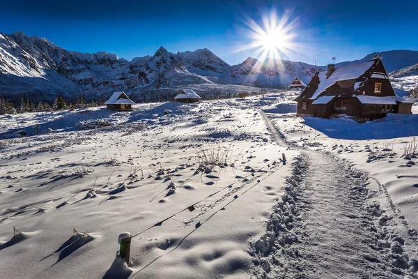 Sendero de montaña de invierno a un refugio cálido — Foto de Stock