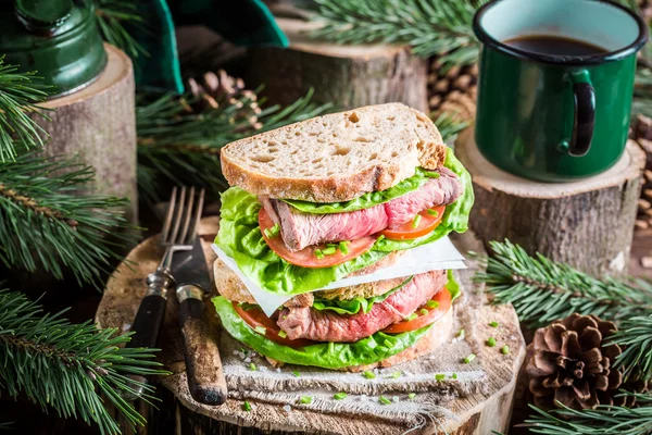 Caffè e panino fatto in casa per boscaiolo — Foto Stock