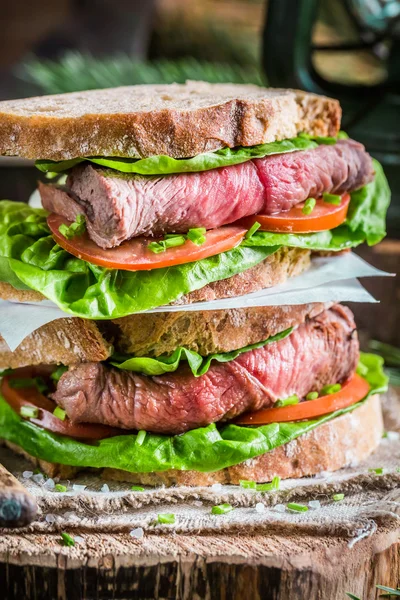 Sanduíche com carne para o silvicultor — Fotografia de Stock