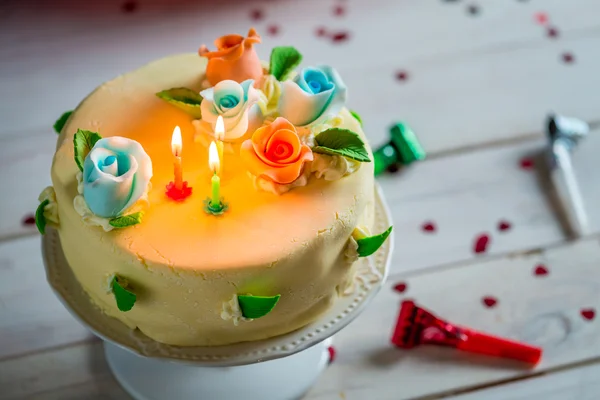 Beautiful birthday cake ready for blowing candles — Stock Photo, Image