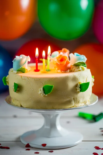 Солодкий торт на день народження зі свічками — стокове фото